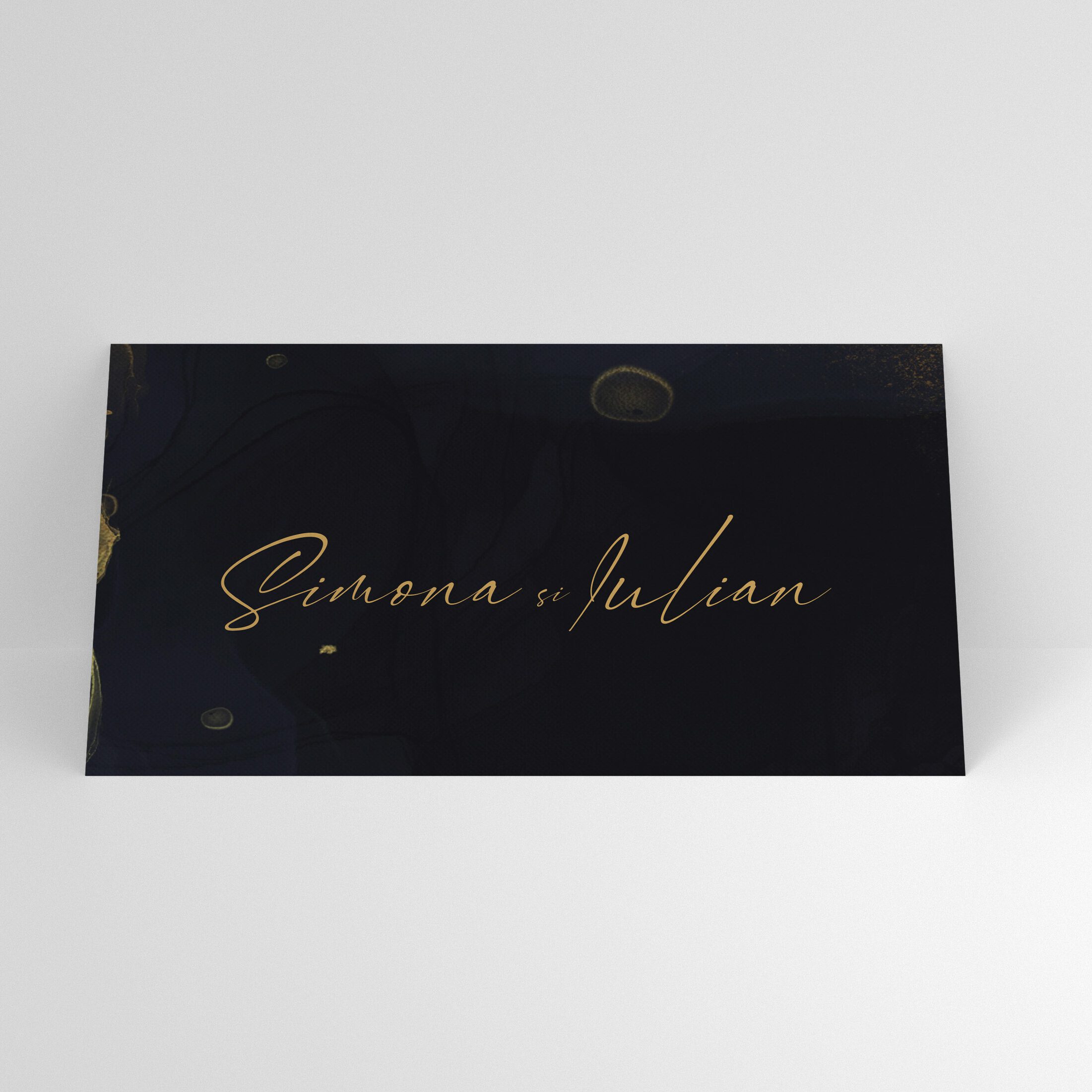 Plic de bani pentru nuntă, realizat din carton de 160 g/mp, cu design Elegant Marmură și Auriu, accente grafice fine tip dungi și clapetă interioară lipită pentru fixarea sigură a conținutului.
