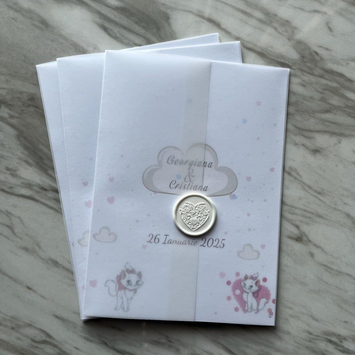 Invitație botez gemene cu norișori, design pastel și tematică Marie