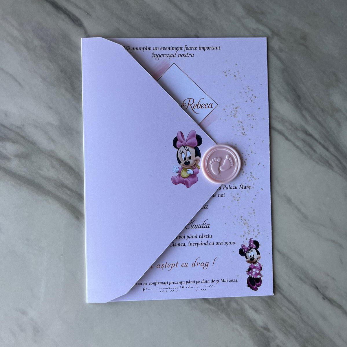 Invitație botez roz cu Minnie, plic decorativ și sigiliu elegant