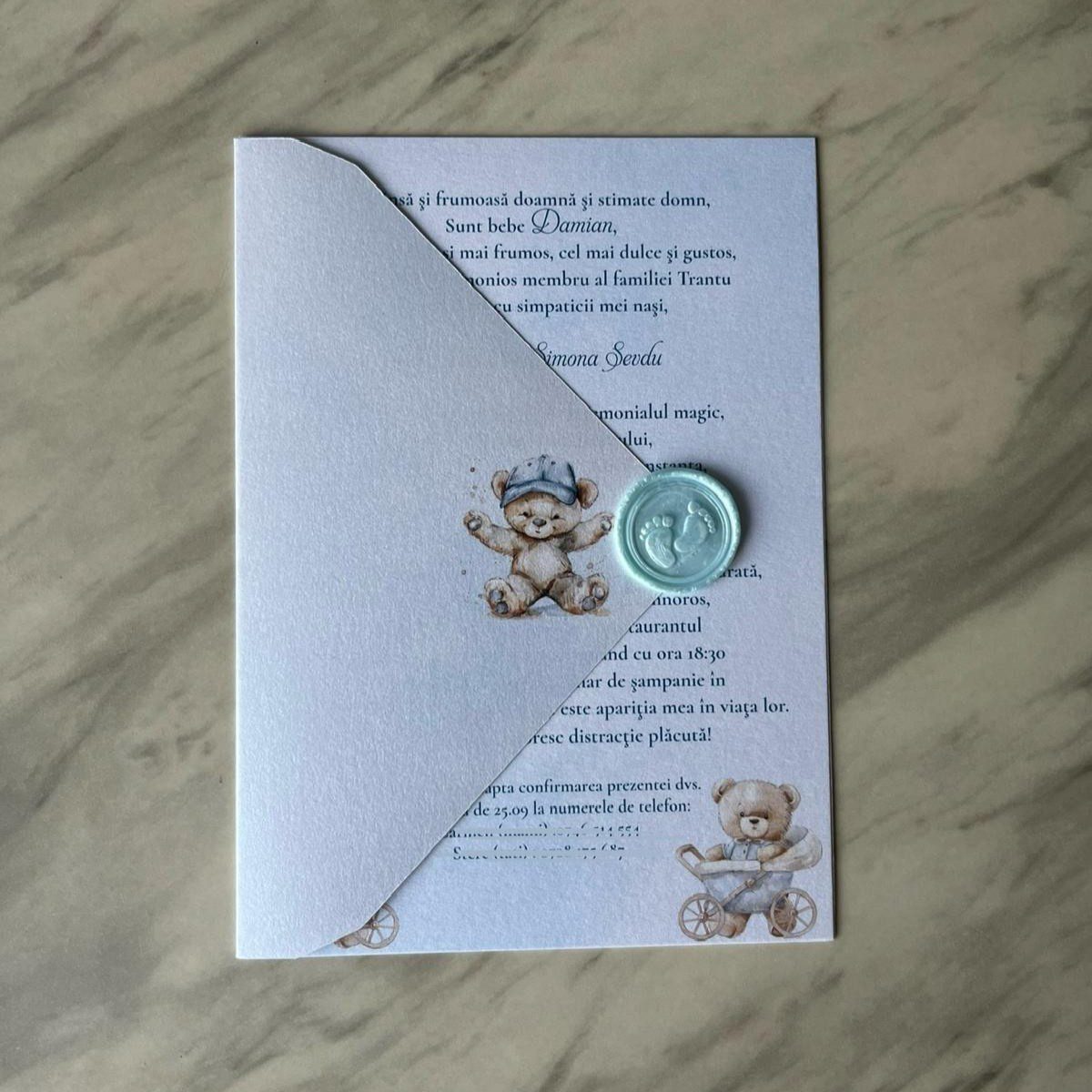 Invitație botez bleu cu ursuleț și sigiliu de ceară decorativ