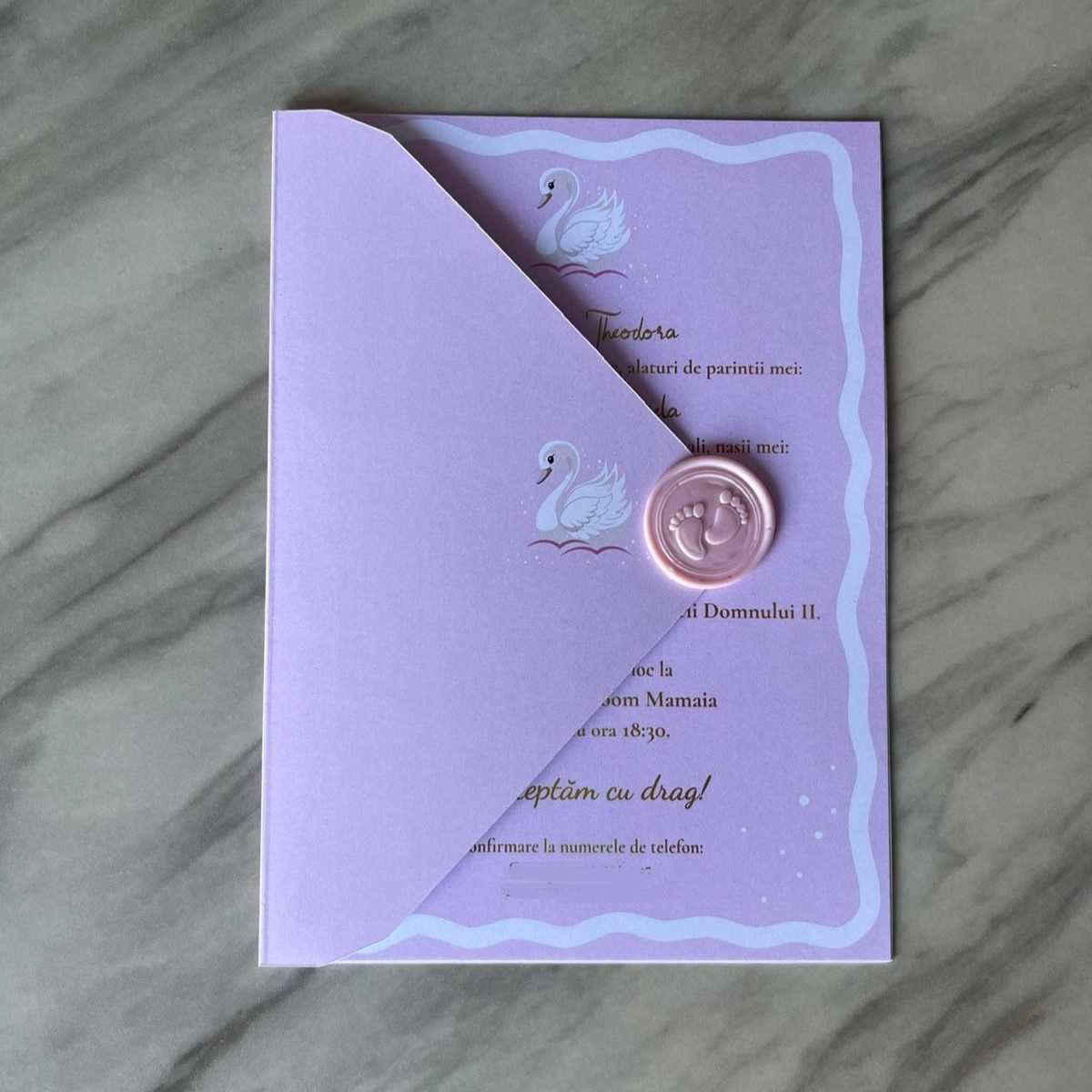 Invitație botez lila cu lebădă și sigiliu de ceară decorativ