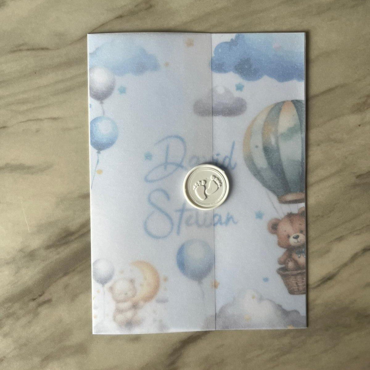 Invitație botez bleu cu ursuleț, balon cu aer cald și sigiliu de ceară