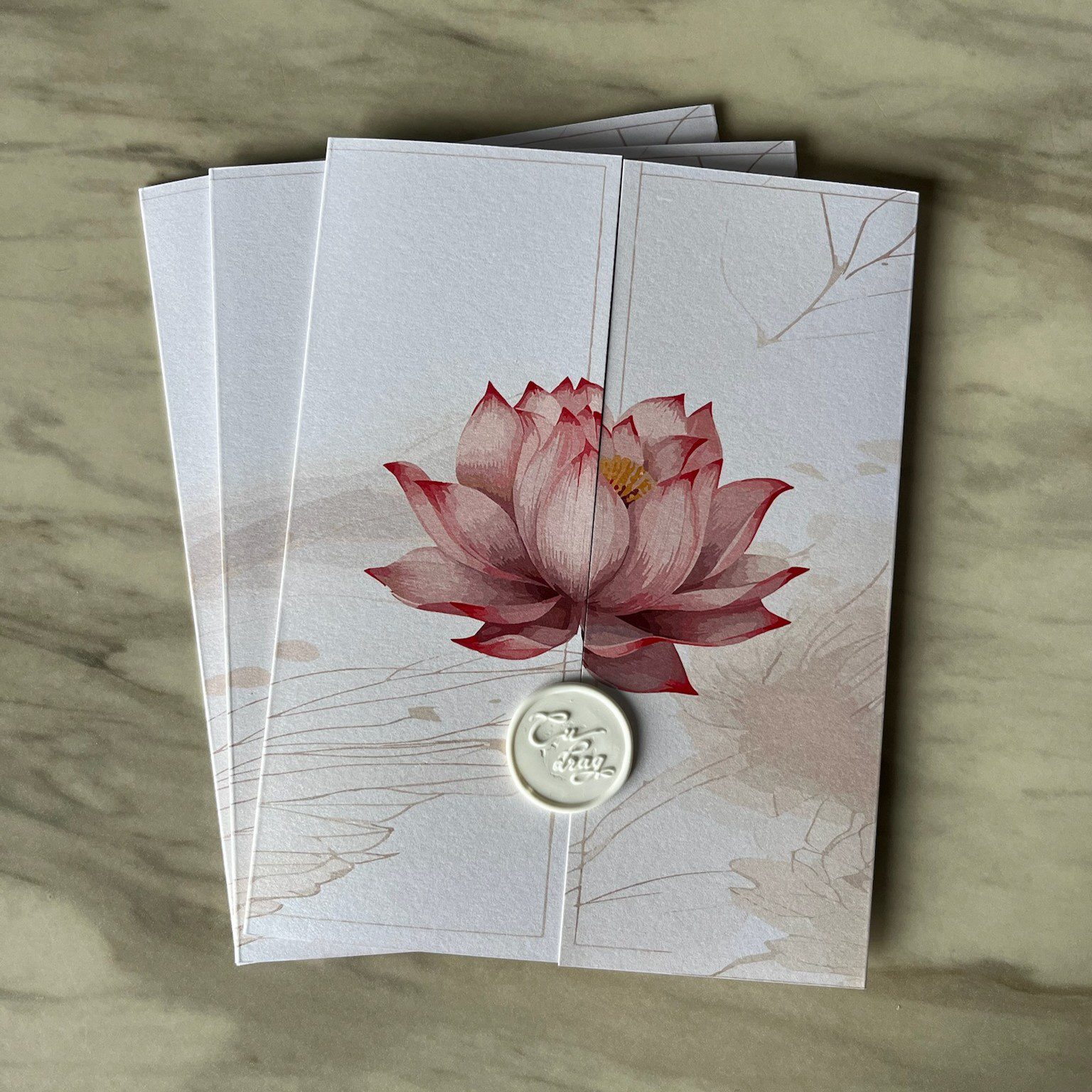 Invitație nuntă trifold cu lotus, design elegant și sigiliu de ceară