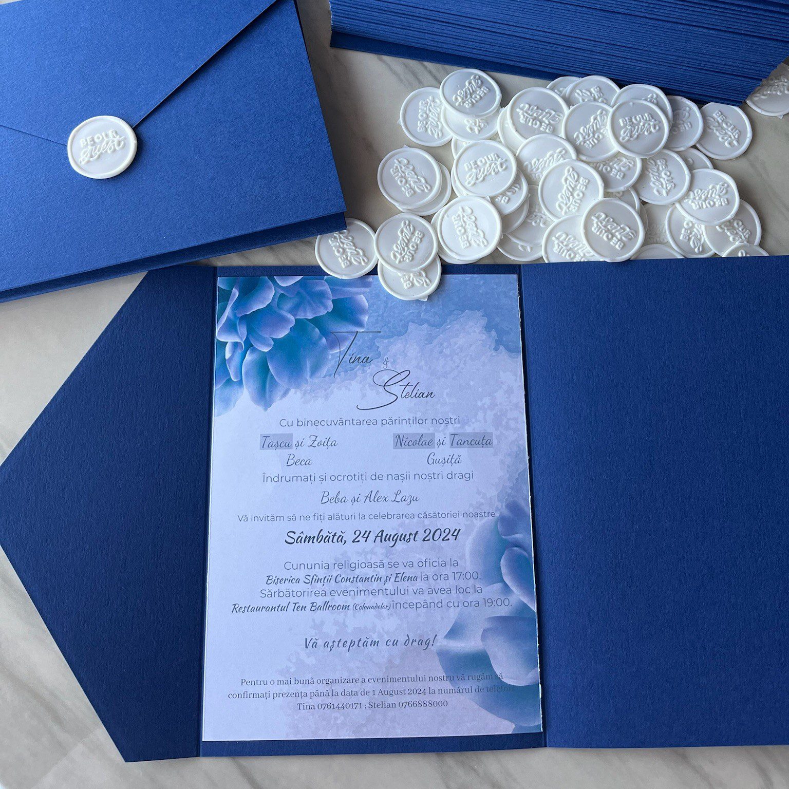 Invitație nuntă albastră cu flori și plic elegant