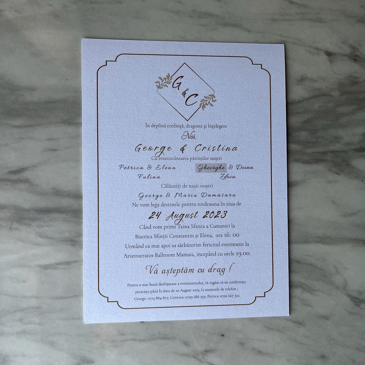 Invitație nuntă clasică cu ramă decorativă și monogramă personalizată