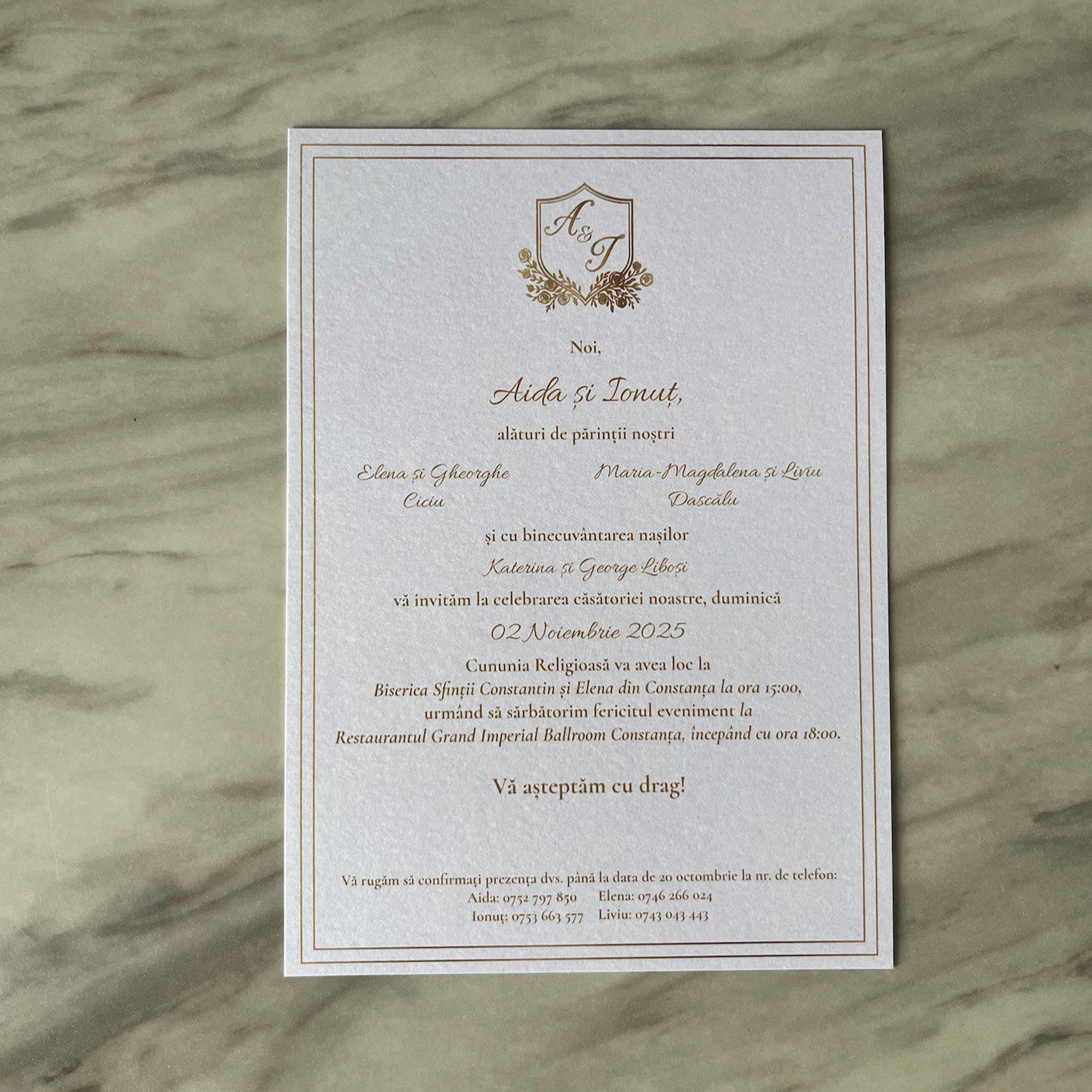 Invitație nuntă ivory cu monogramă și sigiliu de ceară auriu