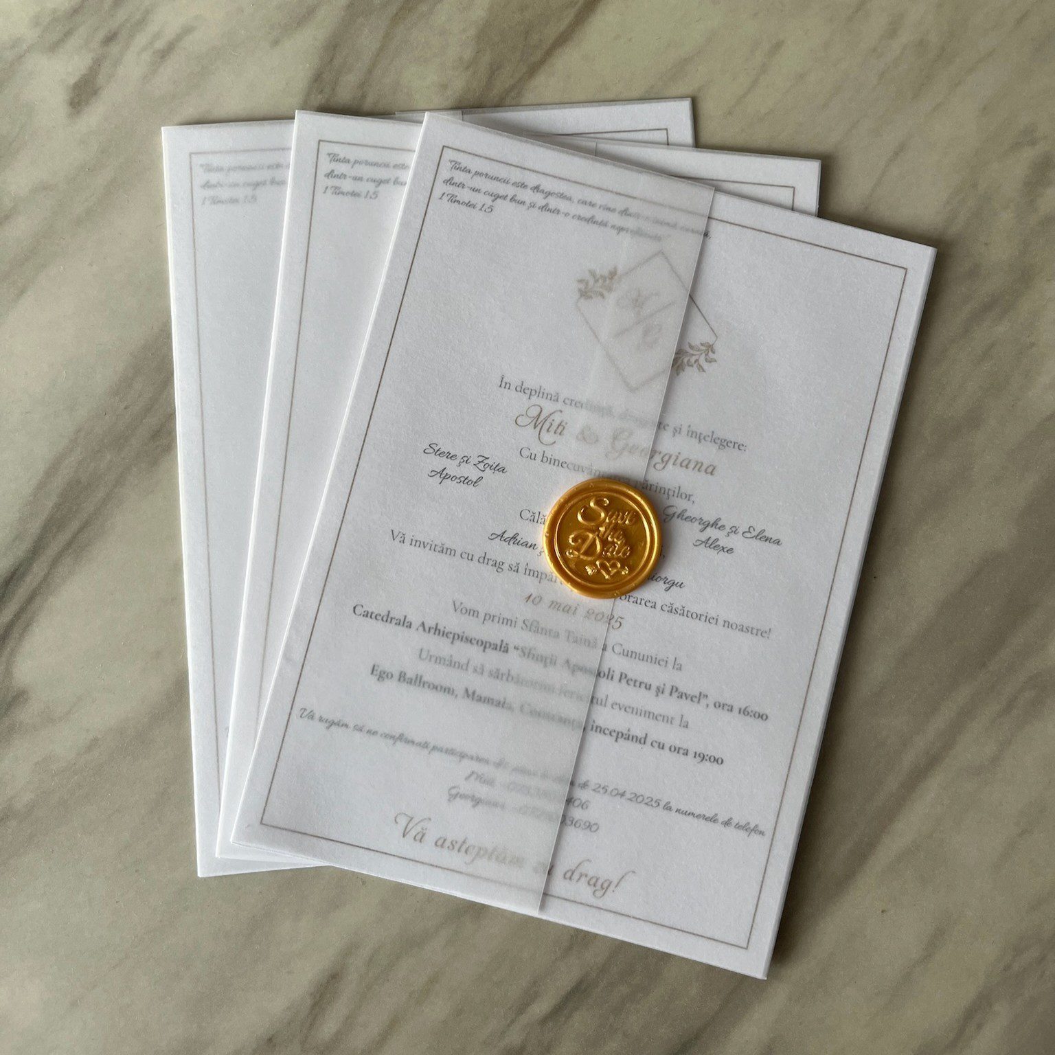 Invitație nuntă clasică cu vellum translucid și sigiliu de ceară auriu