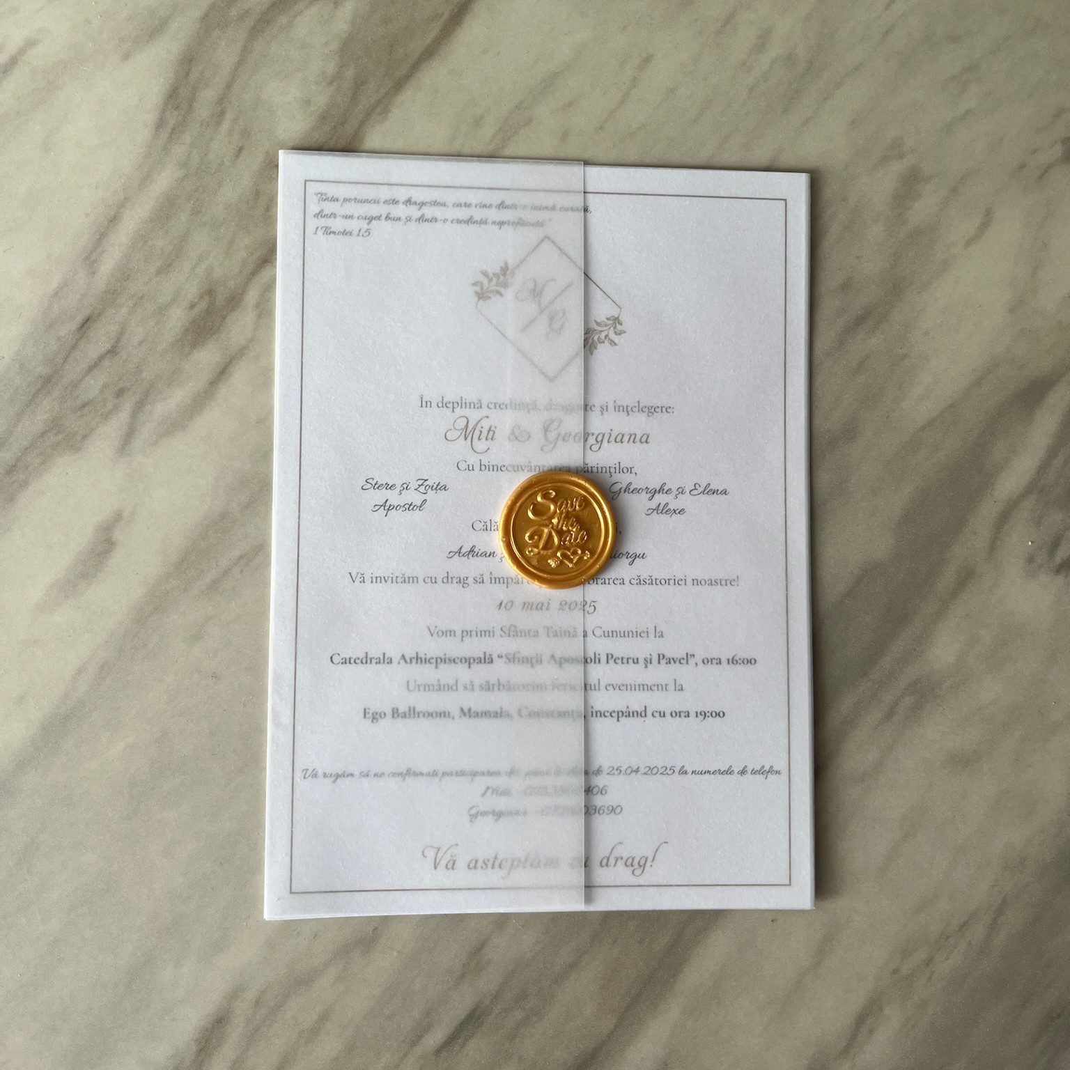 Invitație nuntă clasică cu vellum translucid și sigiliu de ceară auriu