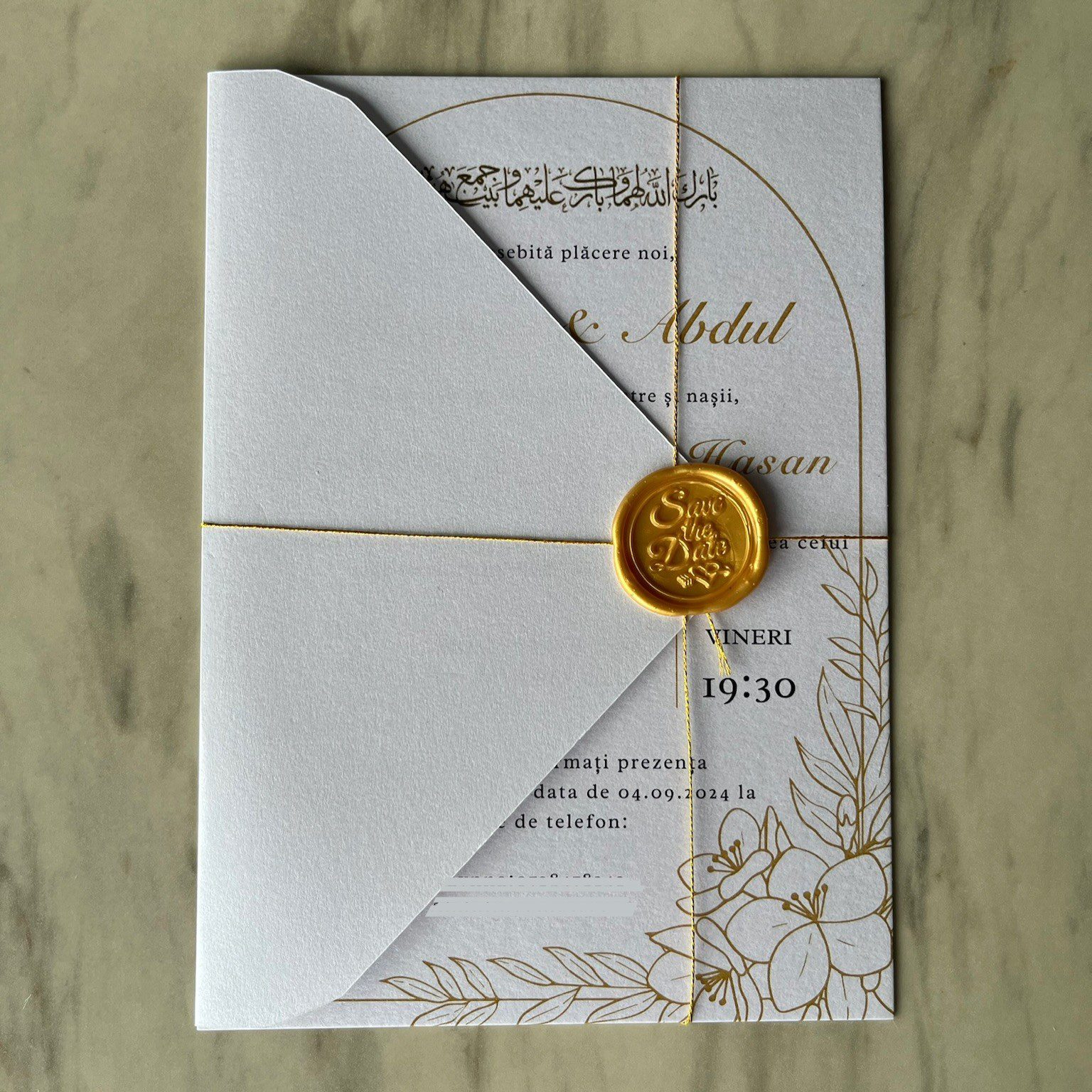 Invitație nuntă elegantă cu cerc auriu și plic pliabil