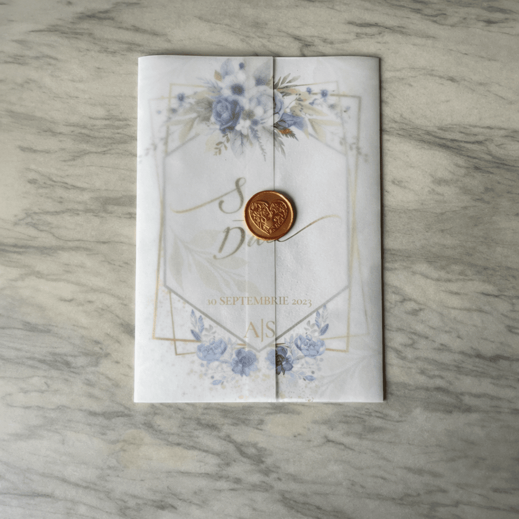 Invitație nuntă florală bleu cu accente aurii, plic vellum și sigiliu de ceară