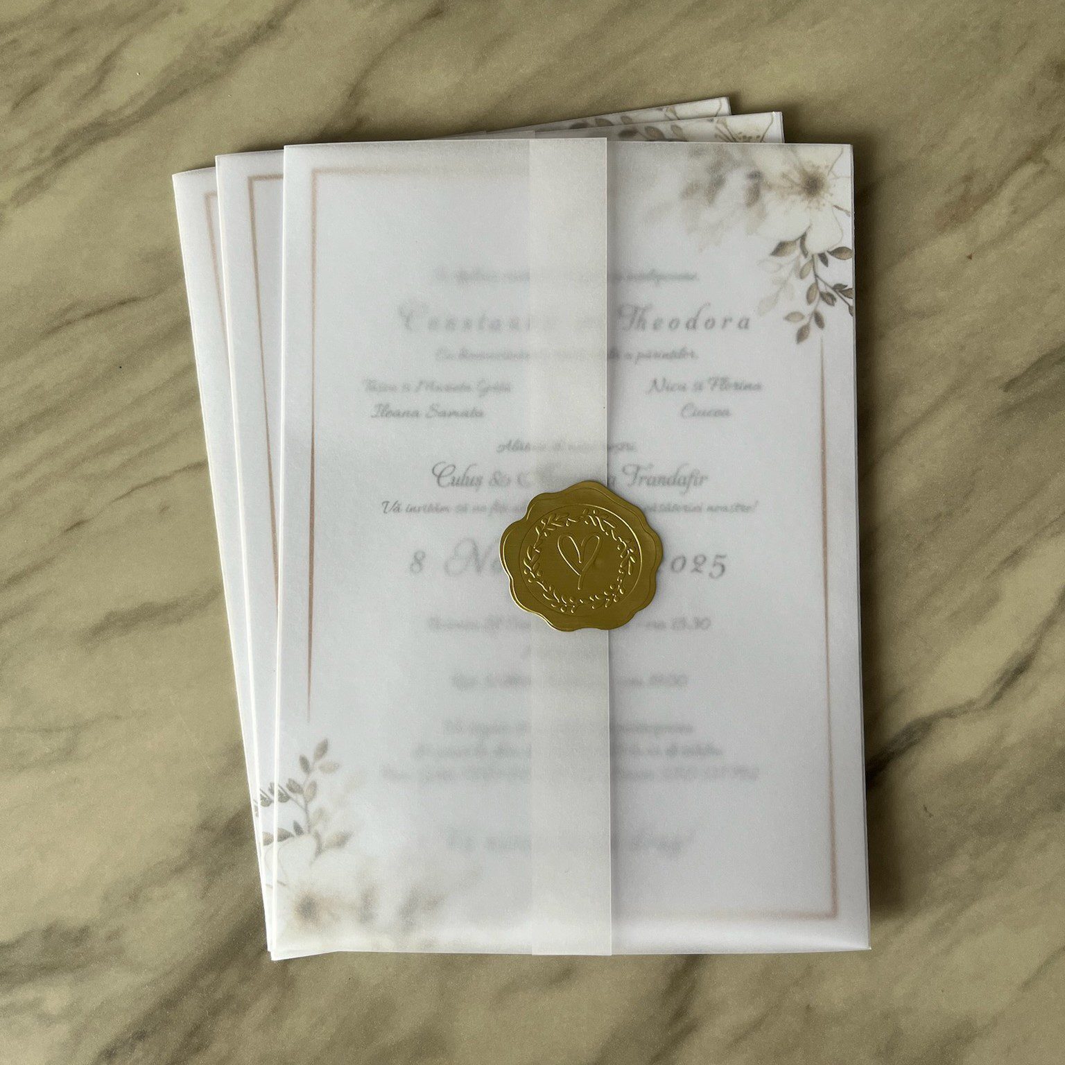 Invitație nuntă floral ivory cu vellum și sigiliu de ceară auriu