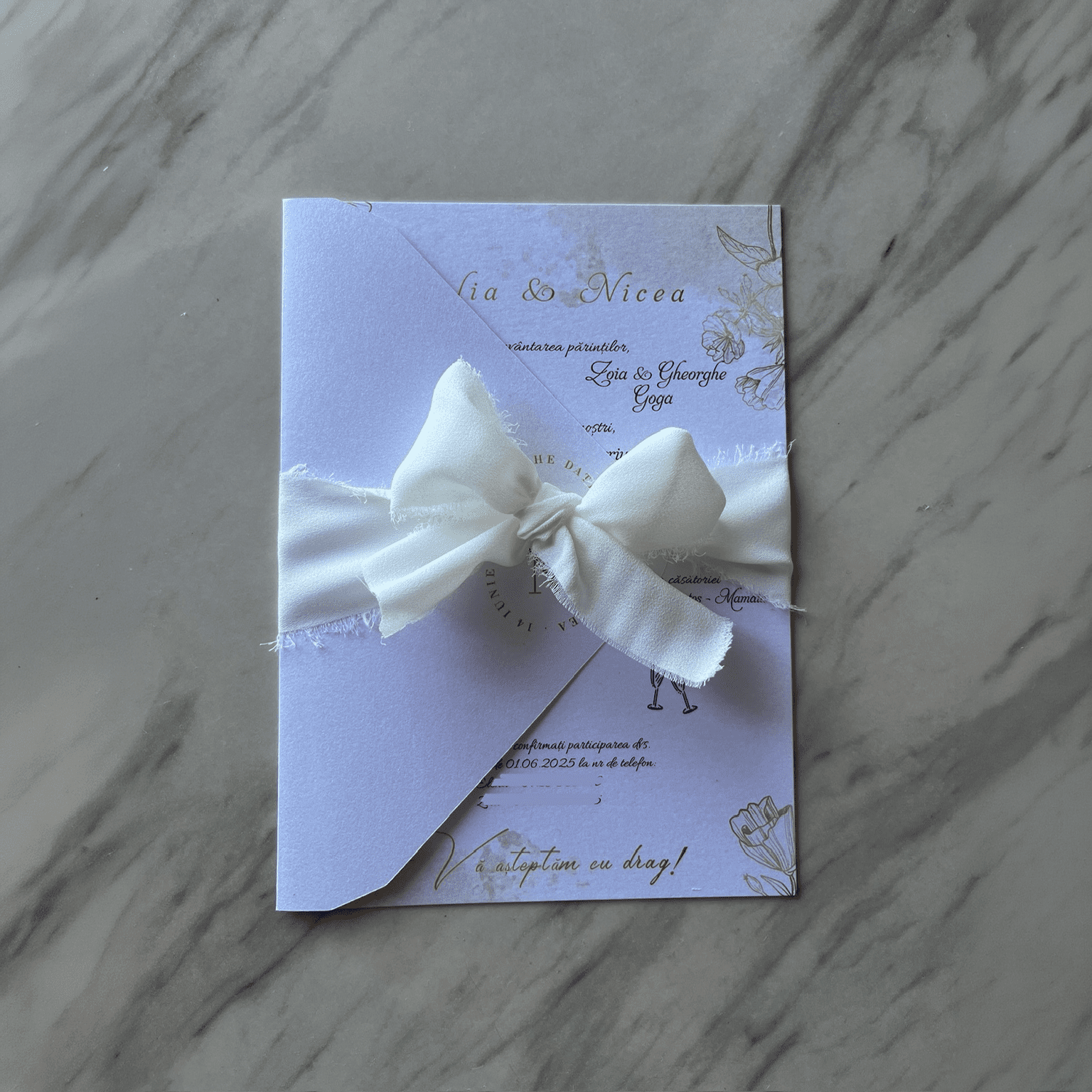 Invitație nuntă lila cu panglică textilă și design floral elegant