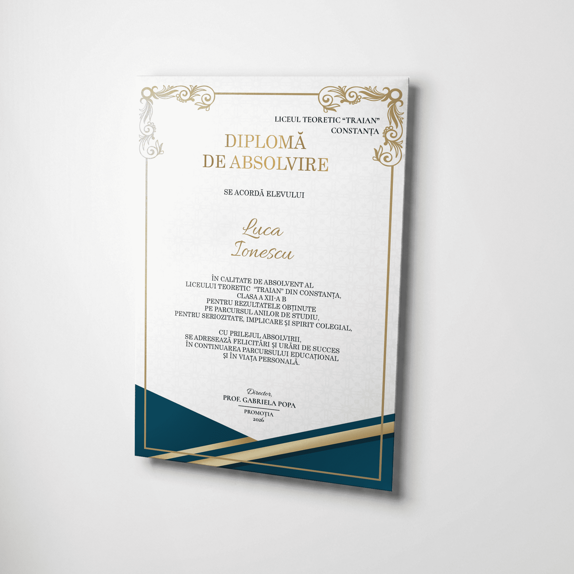 Diplomă de absolvire cu ramă ornamentală și accente aurii, tipărită pe carton premium