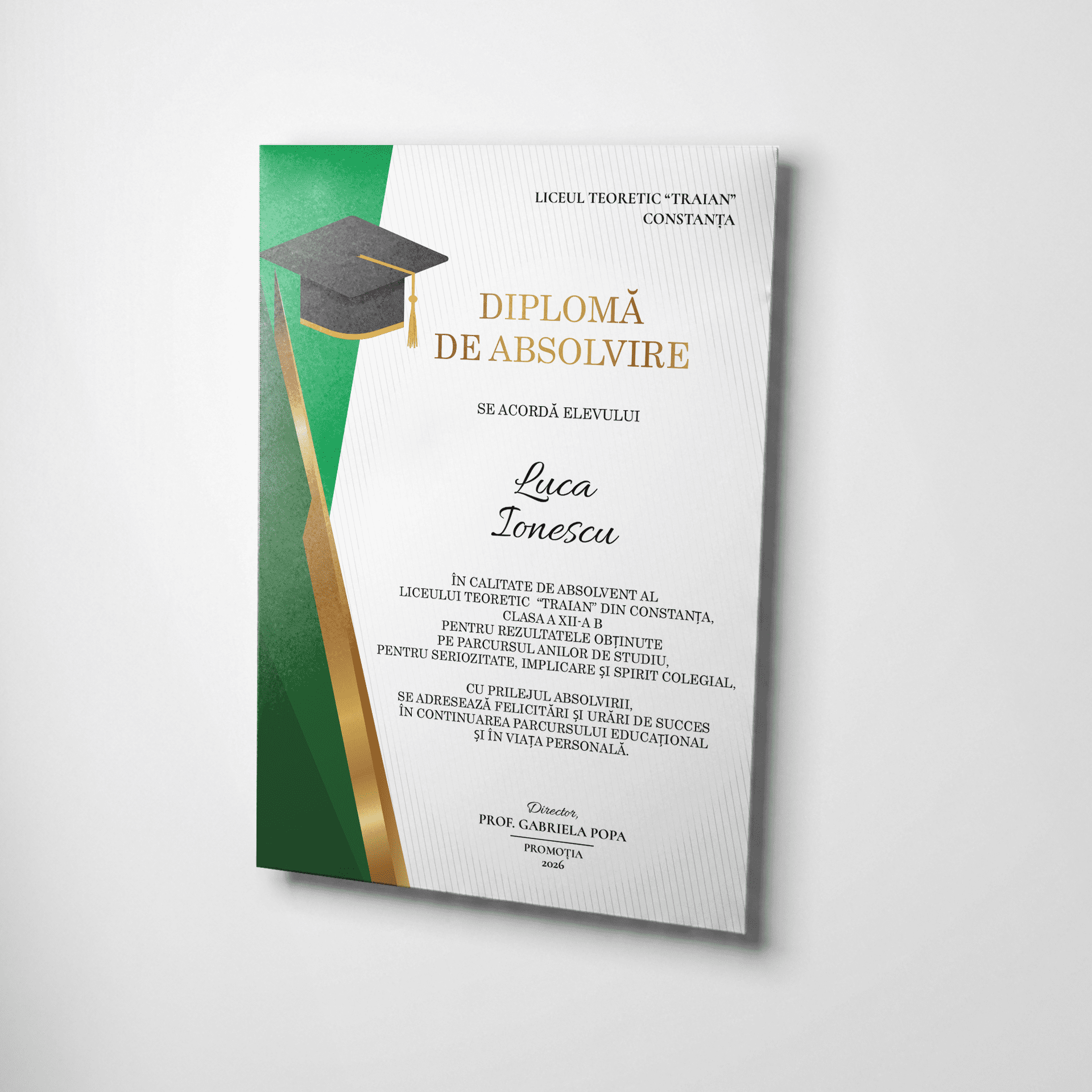 Diplomă de absolvire verde cu accente aurii și simbol academic, tipărită pe carton premium