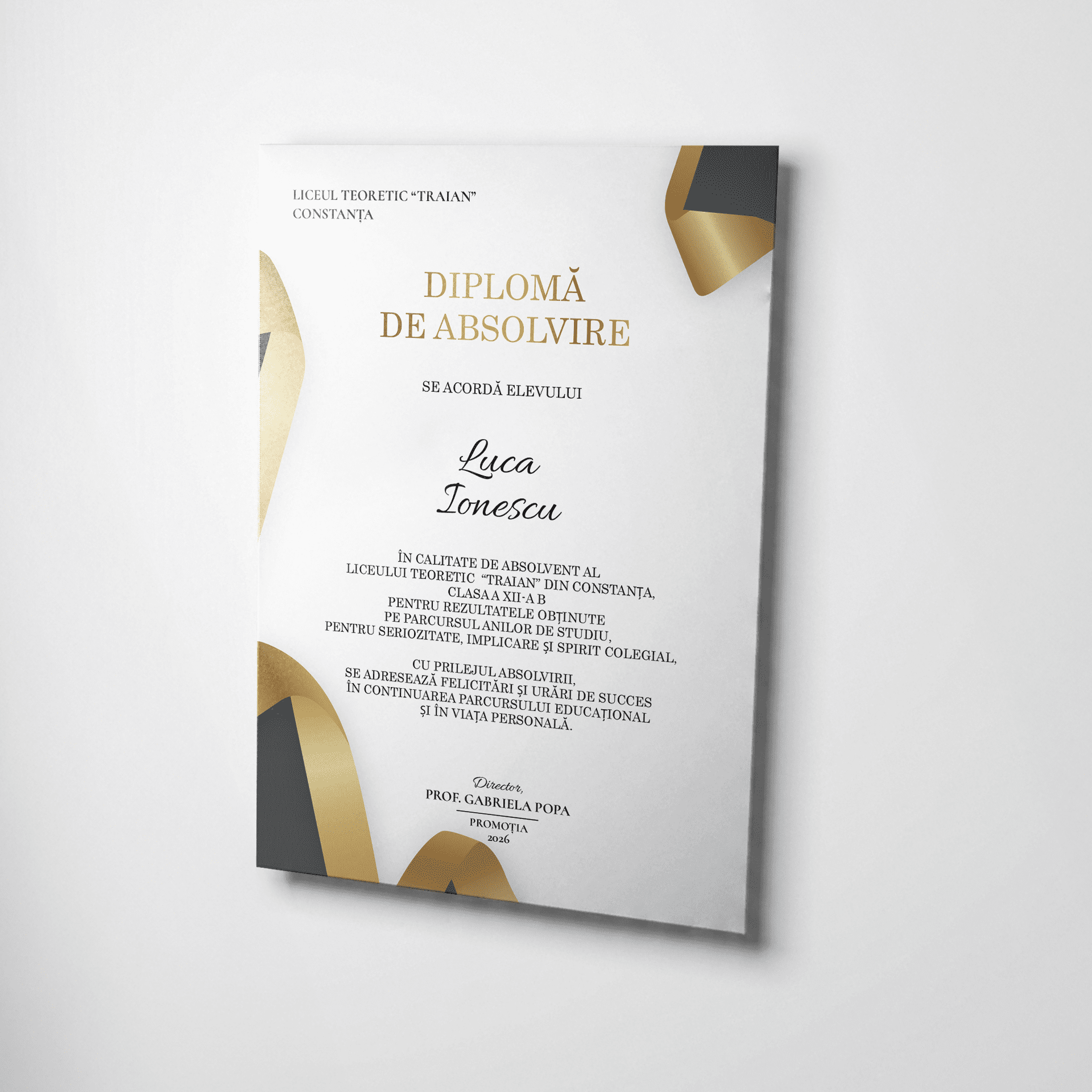 Diplomă de absolvire cu design modern, accente negru și auriu, tipărită pe carton premium