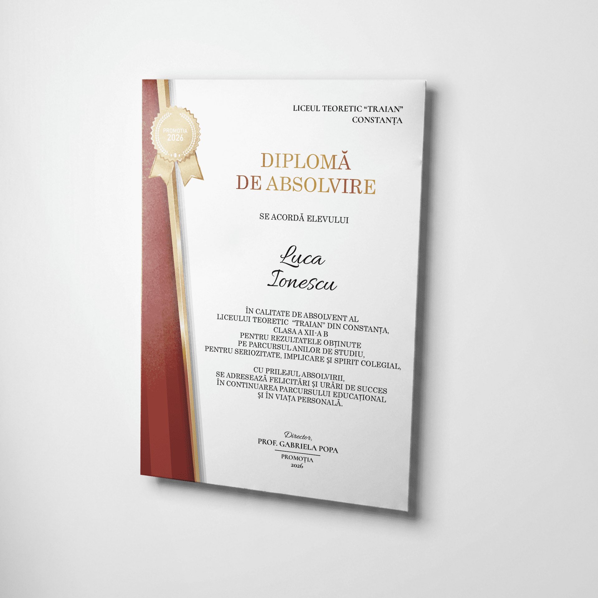 Diplomă de absolvire cu design clasic, accente roșii și aurii, tipărită pe carton premium