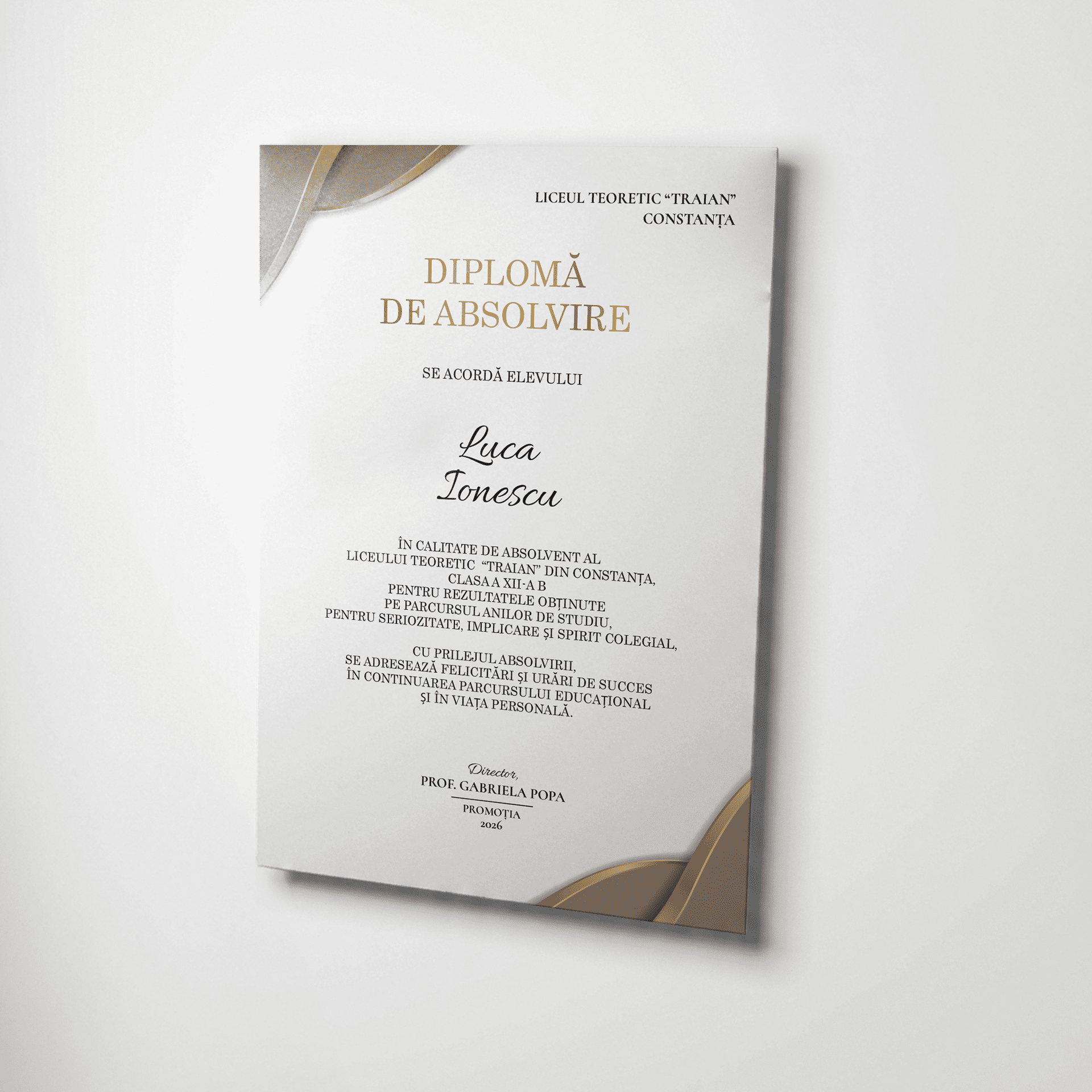 Diplomă de absolvire cu design elegant bej și accente aurii, tipărită pe carton premium