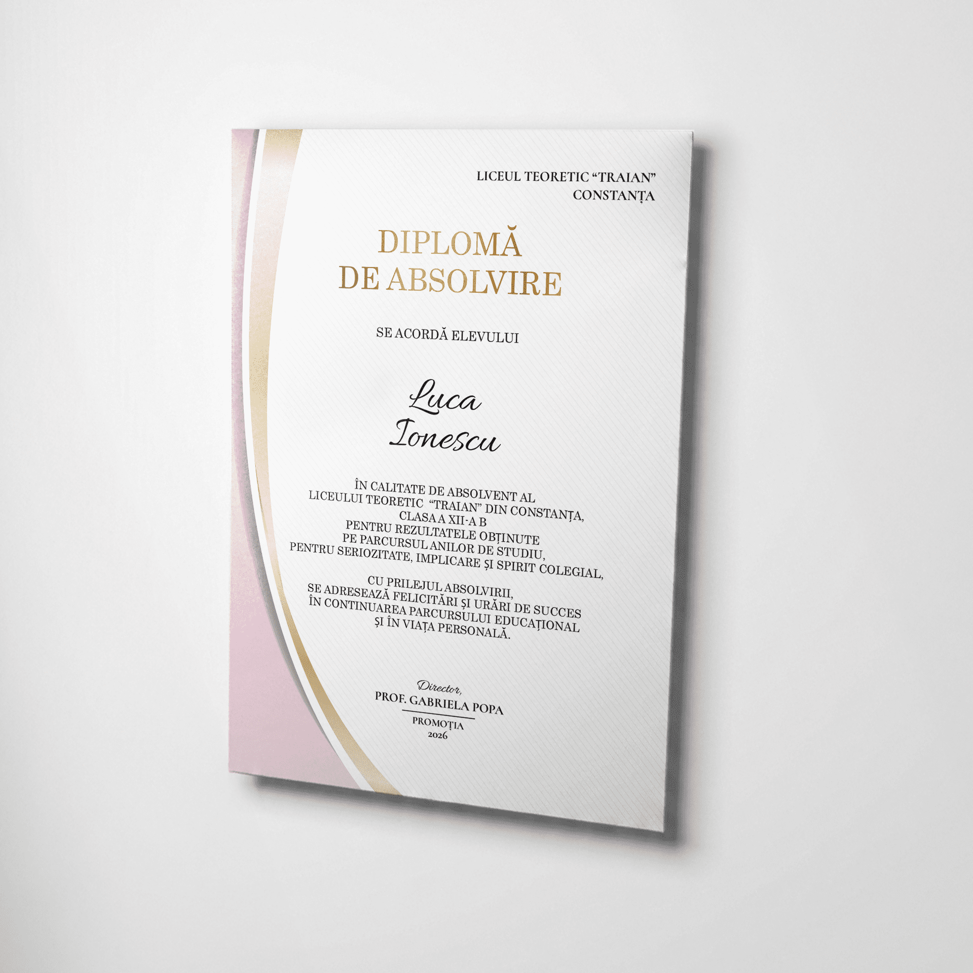 Diplomă de absolvire cu design elegant, roz pudrat și accente aurii, tipărită pe carton premium