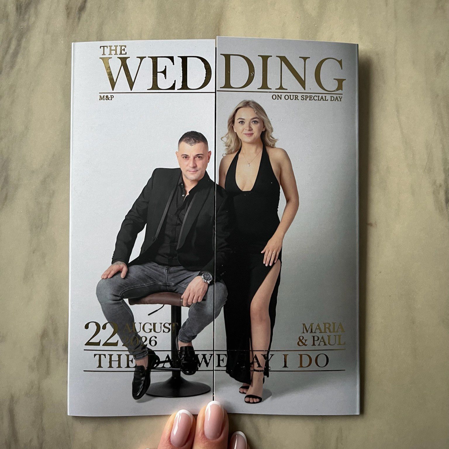 Invitație nuntă trifold tip revistă cu fotografii și design navy gold